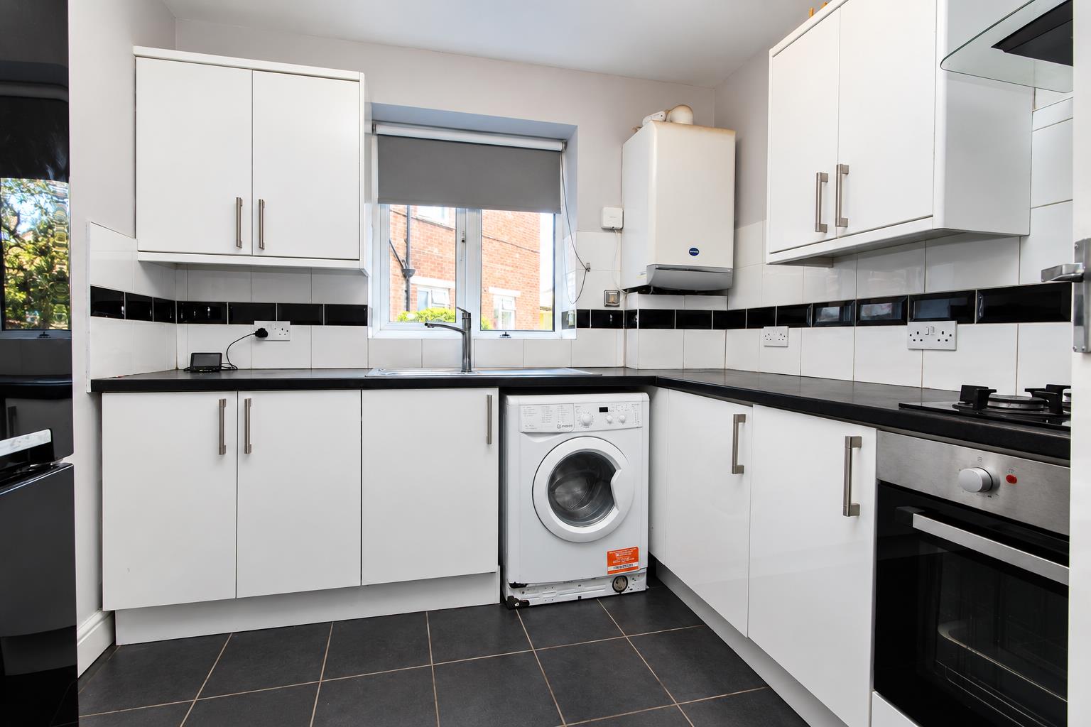 2 bed property in Manor Road, Wallington
